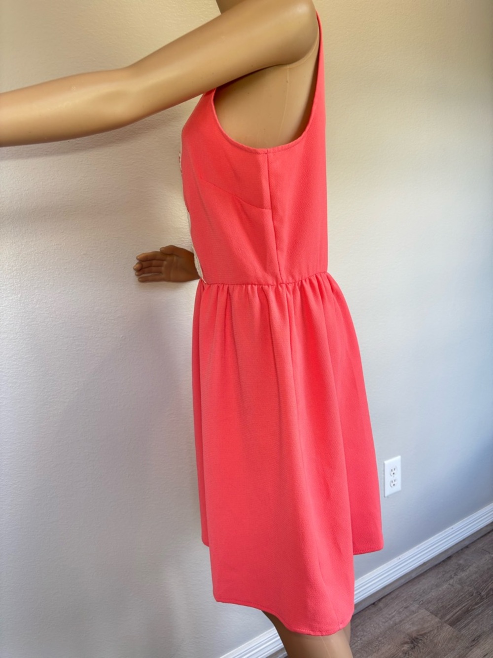 Francesca’s Miami Coral Sleeveless Dress with Ivory Crochet Trim Back zipper NWT - Picture 5 of 16